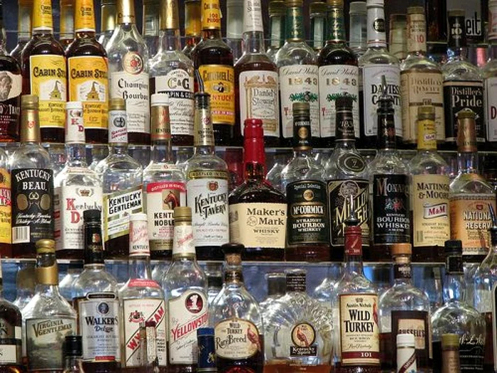 Amendament a avut la bază solicitarea Asociaţiei producătorilor şi importatorilor de băuturi spirtoase din România, care a susţinut că, din analiza pieţei, trimestrul al patrulea reprezintă pentru această industrie circa 40% din totalul vânzărilor anuale