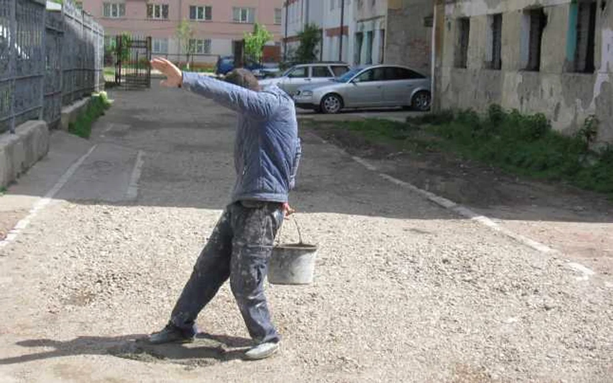 Bărbatul a acoperit gropile cu ciment şi a nivelat locul cu piciorul FOTO Sabina Ghiorghe