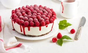 Cheesecake cu zmeura  Sursa foto shutterstock 298762067 jpg