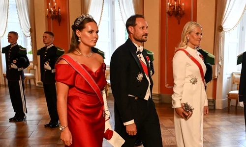 Prințesa Ingrid Alexandra, Prințesa Mette Marit și Prințul Haakon i au primit la Oslo pe soții Macron, Profimedia (1) jpg
