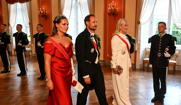 Prințesa Ingrid Alexandra, Prințesa Mette Marit și Prințul Haakon i au primit la Oslo pe soții Macron, Profimedia (1) jpg