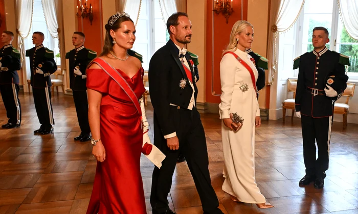 Prințesa Ingrid Alexandra, Prințesa Mette Marit și Prințul Haakon i au primit la Oslo pe soții Macron, Profimedia (1) jpg