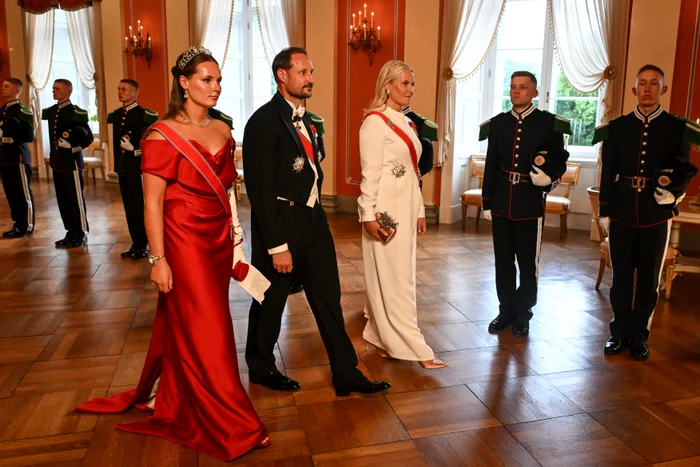 Prințesa Ingrid Alexandra, Prințesa Mette Marit și Prințul Haakon i au primit la Oslo pe soții Macron, Profimedia (1) jpg
