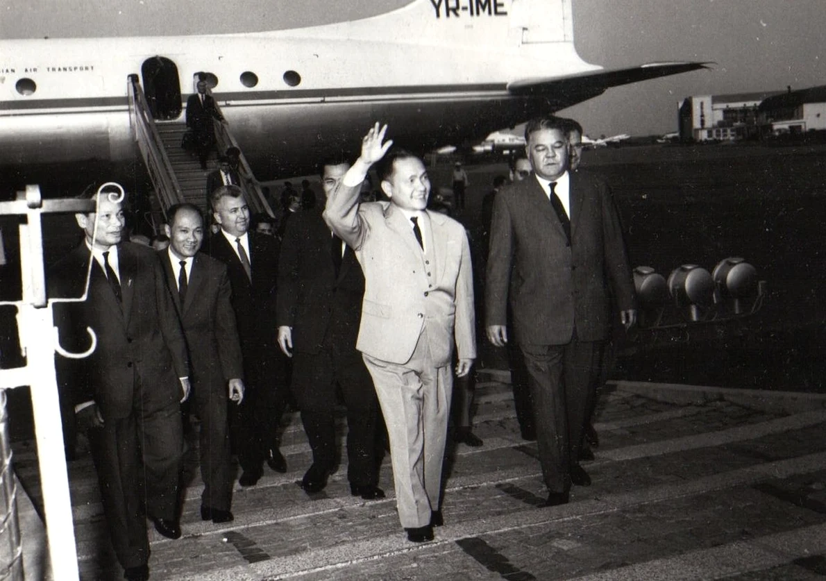 Sosirea la București a unei delegaţii guvernamentale vietnameze, condusă de Le Thanh Nghi (© „Fototeca online a comunismului românesc”, cota: 426/1966)