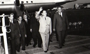 Sosirea la București a unei delegaţii guvernamentale vietnameze, condusă de Le Thanh Nghi (© „Fototeca online a comunismului românesc”, cota: 426/1966)