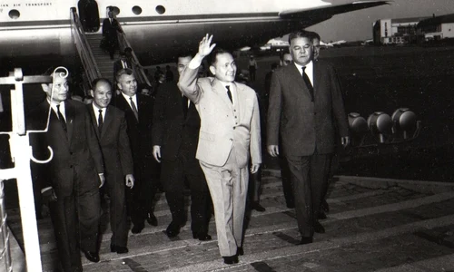 Sosirea la București a unei delegaţii guvernamentale vietnameze, condusă de Le Thanh Nghi (© „Fototeca online a comunismului românesc”, cota: 426/1966)