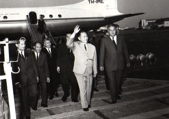 Sosirea la București a unei delegaţii guvernamentale vietnameze, condusă de Le Thanh Nghi (© „Fototeca online a comunismului românesc”, cota: 426/1966)