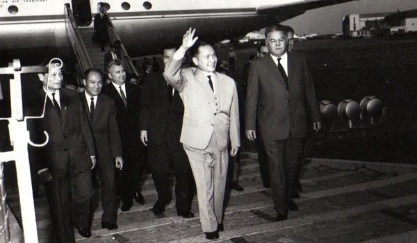 Sosirea la București a unei delegaţii guvernamentale vietnameze, condusă de Le Thanh Nghi (© „Fototeca online a comunismului românesc”, cota: 426/1966)