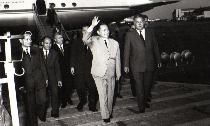 Sosirea la București a unei delegaţii guvernamentale vietnameze, condusă de Le Thanh Nghi (© „Fototeca online a comunismului românesc”, cota: 426/1966)