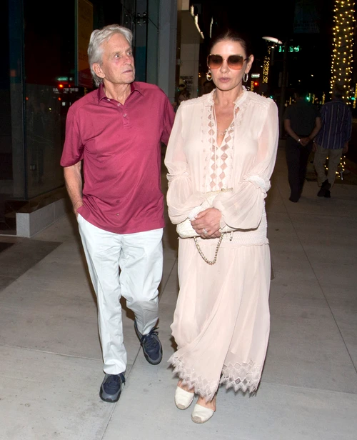 Catherine Zeta-Jones nu a părut foarte fericită la ieșirea din restaurant