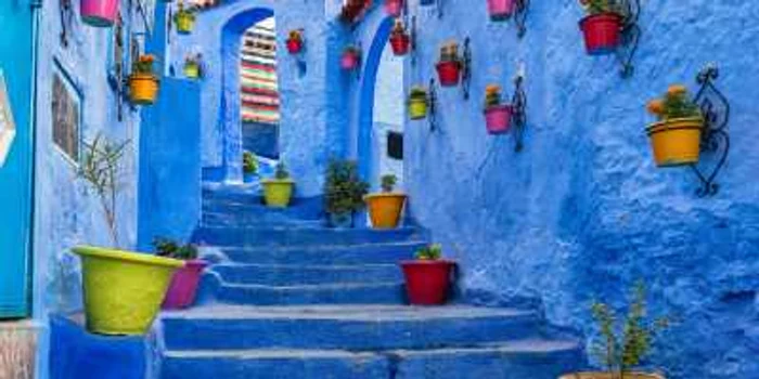 Pereţii, uşile şi chiar scările din frumosul oraş Chefchaouen (Maroc) sunt pictate în diferite nuanţe de albastru FOTO Dave's Travel Corner