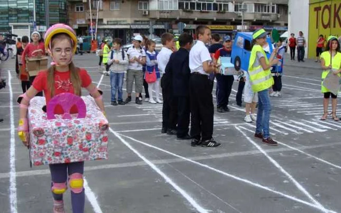 Copiii au invatat regulile de circulatie pe masini din carton