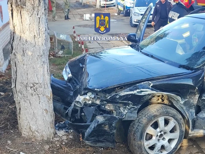Șoferul a intrat cu mașina într-un copac FOTO: IPJ Olt