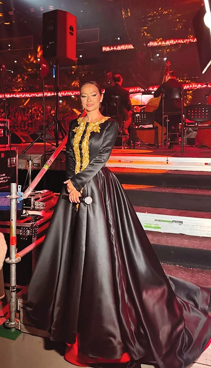 A alternat ţinutele elegante  şi moderne  cu portul popular