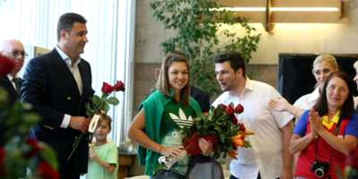 Simona Halep a fost primită cu trandafiri la sosirea în Bucureşti FOTO Marian Iliescu