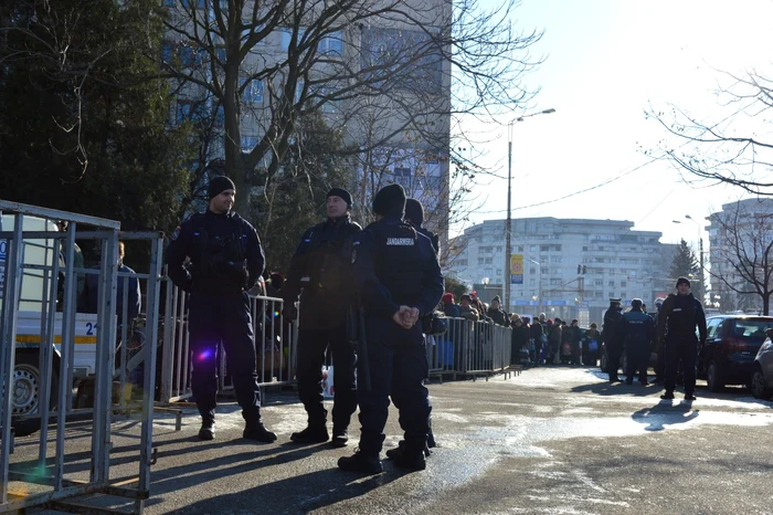 Cozi de zeci de metri la Ploieşti, pentru agheasma de Bobotează. FOTO Dana Mihai