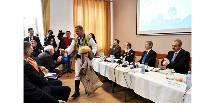 Evenimentul s-a desfăşurat la Căminul Cultural din satul Drâmbar. Foto: gov.ro