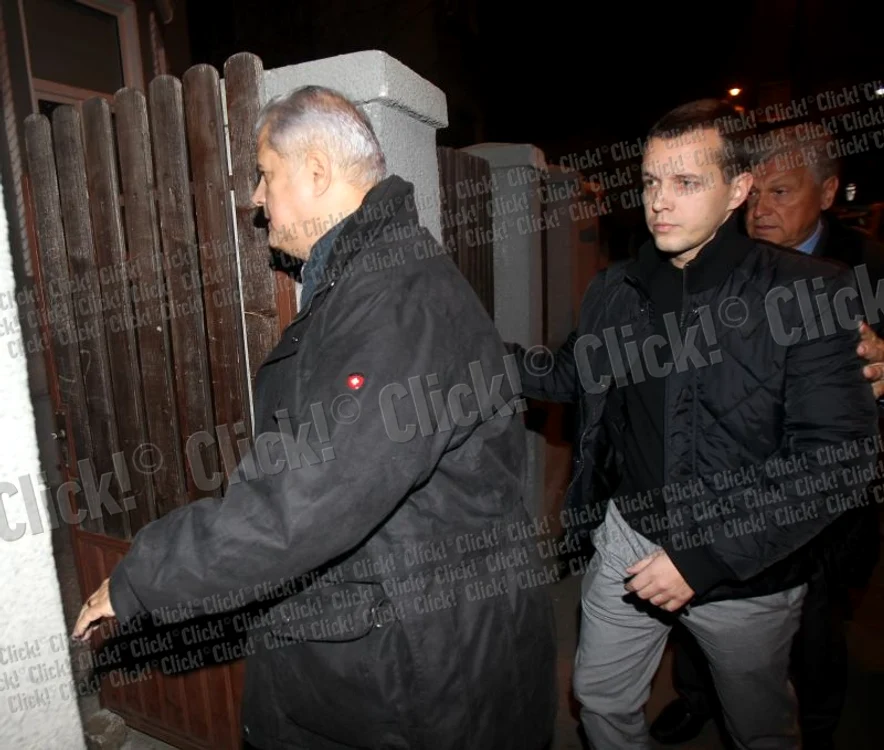 Adrian Năstase s-a predat luni seară la Secţia 2 Poliţie pentru a fi încarcerat (Foto: Pappics)