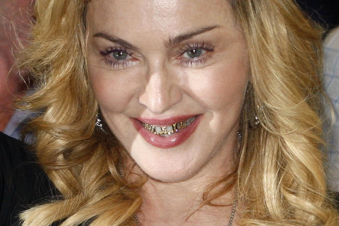 Madonna a lansat fraudulos single-ul «Illuminati». Unii dintre fanii artistei au luat-o ca pe confirmare a apartenenţei la acest ordin secret