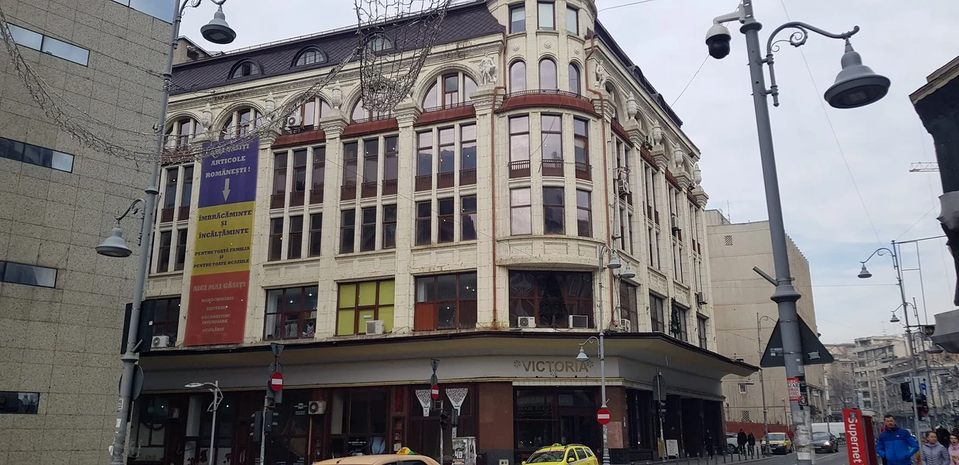 
    Magazinul Victoria, în ziua de azi, a pierdut lupta cu Mall-urile moderne, însă a păstrat aura istorică a gloriei de altădatăFoto: Gabriel Peneș  