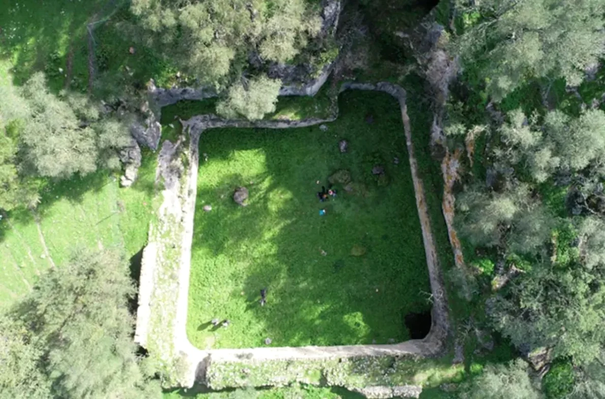 Fotografie aeriană a Marii Cisterne (© Calvillo-Ardila, J. A., Lagóstena-Barrios, L. G., & Galindo, P. L. (2026), Three-Dimensional Analysis of a Large Roman Cistern: Hydraulic Study of the Sierra Aznar Water Management System, Heritage, 9(6), 212)