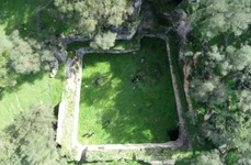 Fotografie aeriană a Marii Cisterne (© Calvillo-Ardila, J. A., Lagóstena-Barrios, L. G., & Galindo, P. L. (2026), Three-Dimensional Analysis of a Large Roman Cistern: Hydraulic Study of the Sierra Aznar Water Management System, Heritage, 9(6), 212)