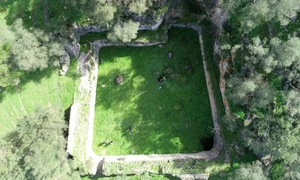Fotografie aeriană a Marii Cisterne (© Calvillo-Ardila, J. A., Lagóstena-Barrios, L. G., & Galindo, P. L. (2026), Three-Dimensional Analysis of a Large Roman Cistern: Hydraulic Study of the Sierra Aznar Water Management System, Heritage, 9(6), 212)