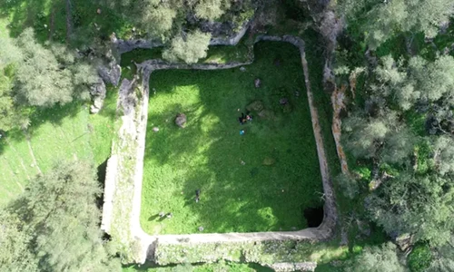 Fotografie aeriană a Marii Cisterne (© Calvillo-Ardila, J. A., Lagóstena-Barrios, L. G., & Galindo, P. L. (2026), Three-Dimensional Analysis of a Large Roman Cistern: Hydraulic Study of the Sierra Aznar Water Management System, Heritage, 9(6), 212)