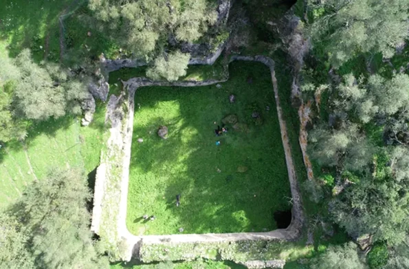 Fotografie aeriană a Marii Cisterne (© Calvillo-Ardila, J. A., Lagóstena-Barrios, L. G., & Galindo, P. L. (2026), Three-Dimensional Analysis of a Large Roman Cistern: Hydraulic Study of the Sierra Aznar Water Management System, Heritage, 9(6), 212)