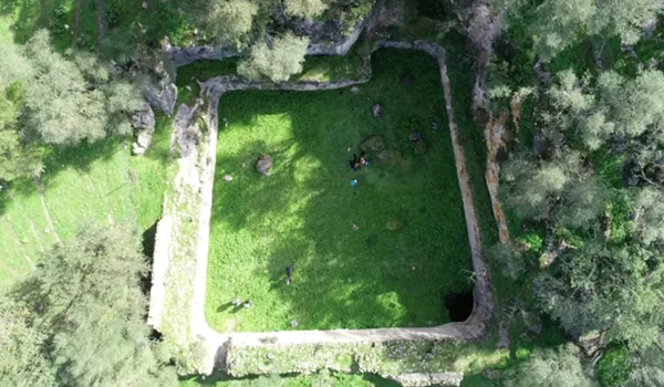 Fotografie aeriană a Marii Cisterne (© Calvillo-Ardila, J. A., Lagóstena-Barrios, L. G., & Galindo, P. L. (2026), Three-Dimensional Analysis of a Large Roman Cistern: Hydraulic Study of the Sierra Aznar Water Management System, Heritage, 9(6), 212)