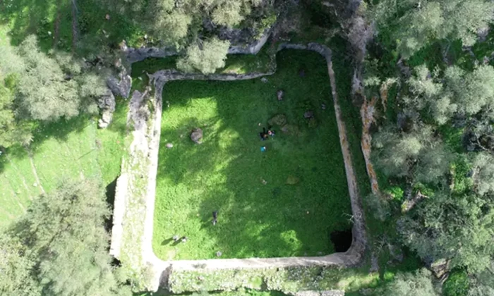 Fotografie aeriană a Marii Cisterne (© Calvillo-Ardila, J. A., Lagóstena-Barrios, L. G., & Galindo, P. L. (2026), Three-Dimensional Analysis of a Large Roman Cistern: Hydraulic Study of the Sierra Aznar Water Management System, Heritage, 9(6), 212)