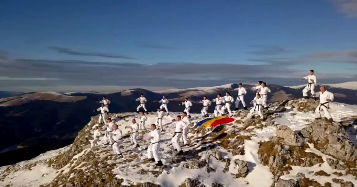 Federaţia Română de Karate Tradiţional şi antrenamentul la 2000 de metri în Munţii Latoriţei - Vâlcea Foto Adevărul