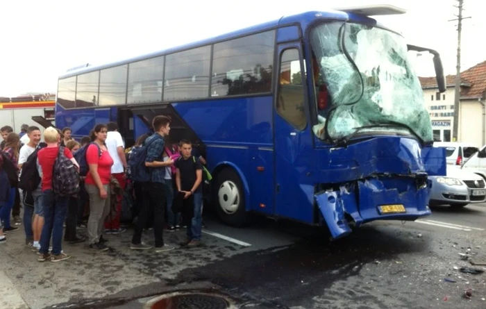 Autocarul a fost acroşat de un autoturism. FOTO: Arhivă