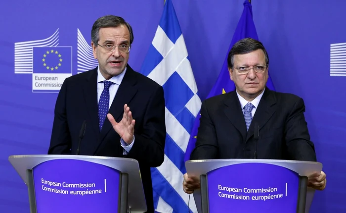 Premierul grec, Antonis Samaras, alături de preşedintele Comisiei Europene, Jose Manuel Barroso, în momentul anunţării preluării şefiei semestriale a UE de către Grecia FOTO Reuters