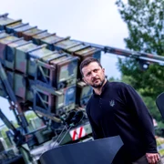 Zelenski, în fața unui sistem Patriot FOTO profimedia