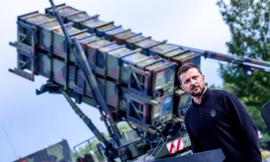 Zelenski, în fața unui sistem Patriot FOTO profimedia 