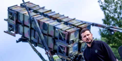 Zelenski, în fața unui sistem Patriot FOTO profimedia 