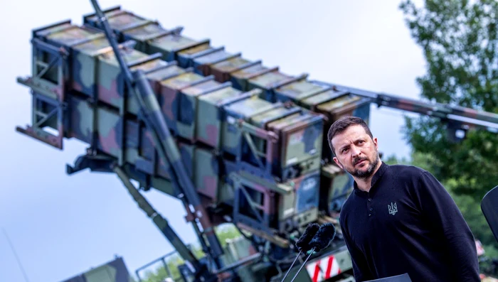 Zelenski, în fața unui sistem Patriot FOTO profimedia 