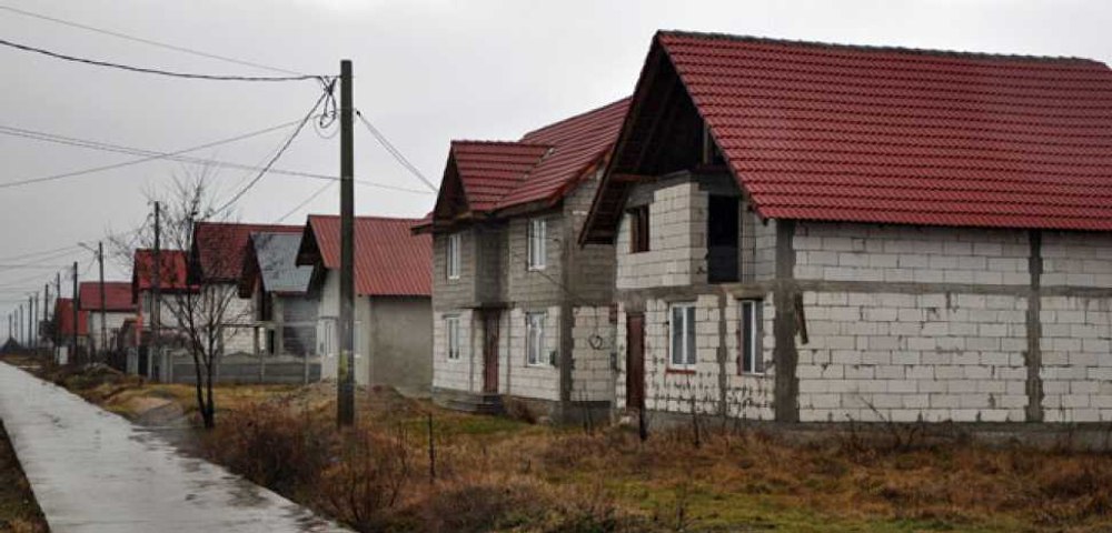 Sinistrații din Gorj primesc terenurile caselor unde au fost strămutați, în urma alunecării de teren din 2006