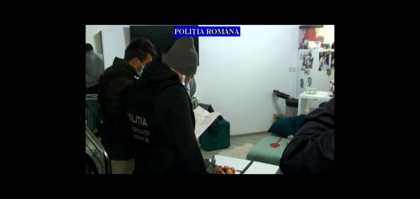 Echipa de poliíşti în timpul percheziţiilor care au avut loc la centrul de vaccinare din Valea Călugărească FOTO captură video