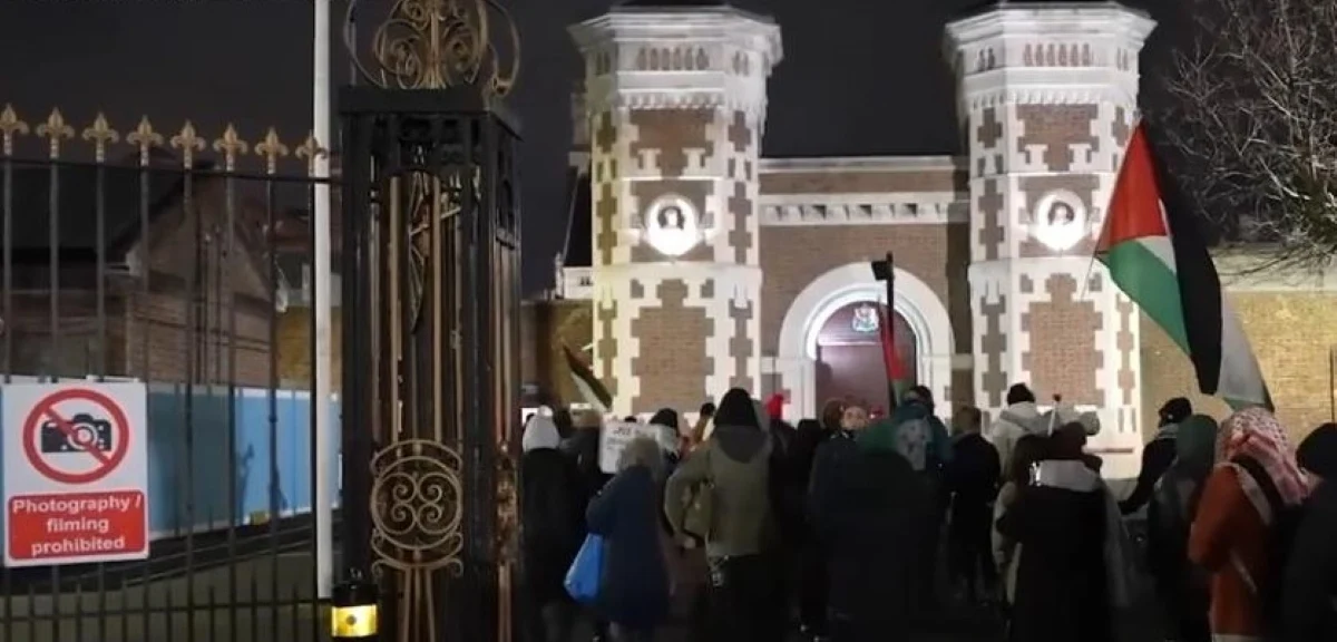 Zeci de persoane arestate la Londra, după ce au pătruns în curtea unei închisori, în spijinul unui activist pro-Palestina. De ce a fost arestat Muhammad Umer Khalid