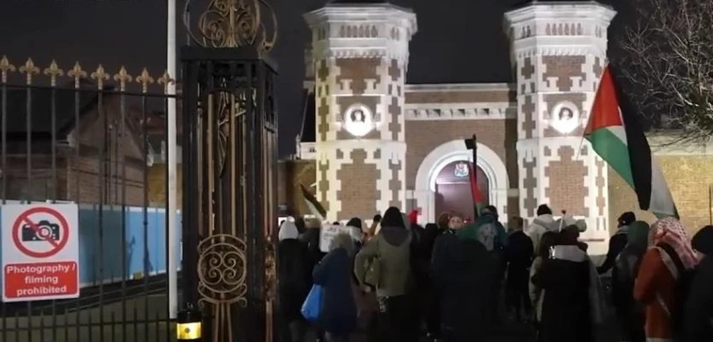 Zeci de persoane arestate la Londra, după ce au pătruns în curtea unei închisori, în spijinul unui activist pro-Palestina. De ce a fost arestat Muhammad Umer Khalid