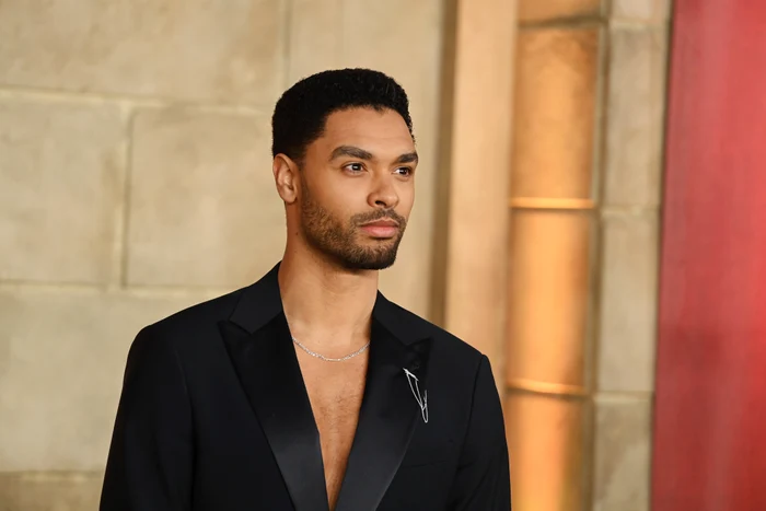 Rege Jean Page (3) jpg