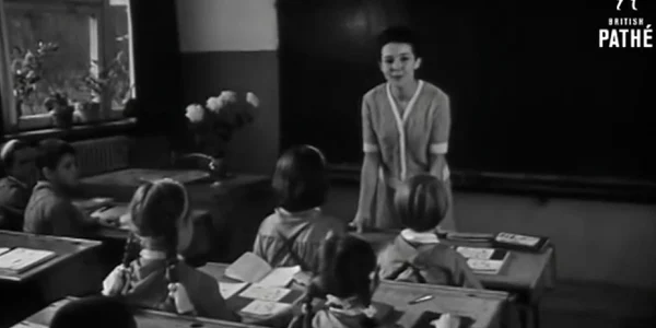Sală clasă şcoală elevi copii profesoară oră de engleză România 1969 Sursa Youtube