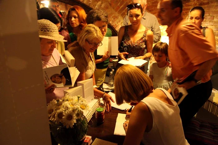 Andreea le-a dat autografe admiratoriilor veniţi la lansare