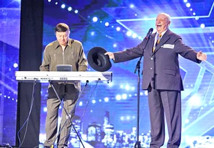 
    Domnul  Zgăvârdici a cântat acompaniat de un prietenFoto: PRO TV  