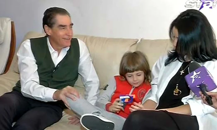 Petre Roman, alături de fiul lui, Petrus, şi soţia, Silvia Foto: Captură Antena Stars