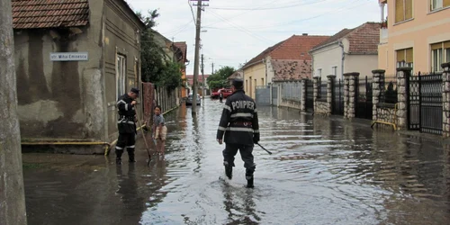 Pompierii au intervenit pentru desfundarea canalizării de pe strada Primăverii 