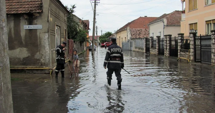 Pompierii au intervenit pentru desfundarea canalizării de pe strada Primăverii