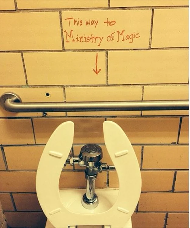 Poarta Ministerului Magiei WC FOTO buzzfeed.com
